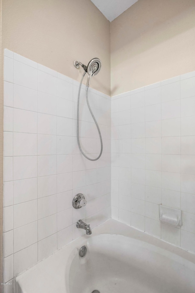 bathroom with tiled shower / bath