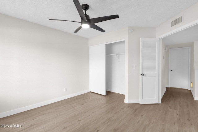 609 E Mesquite Cir Unit D132, Tempe, AZ 85288 - unfurnished bedroom featuring light wood finished floors, a closet, a textured ceiling, and ceiling fan