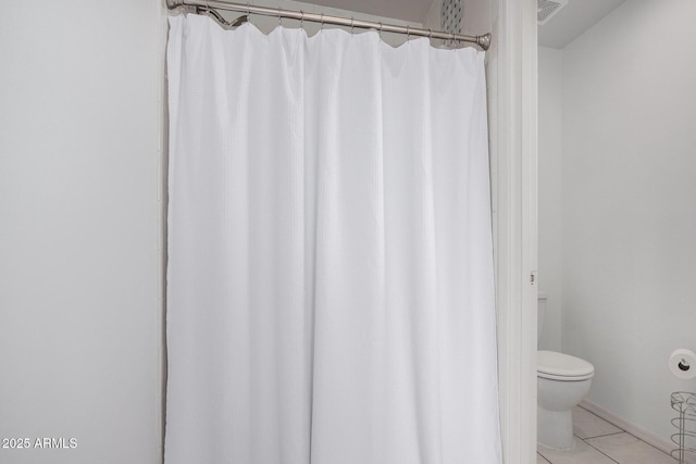 bathroom featuring visible vents, a shower with curtain, toilet, and tile patterned floors