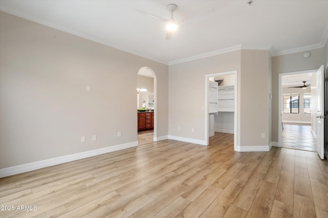 unfurnished room with crown molding, light hardwood / wood-style flooring, and ceiling fan