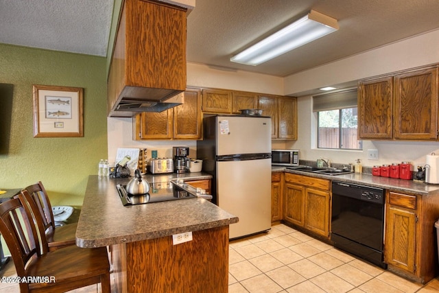 kitchen with sink, kitchen peninsula, a textured ceiling, black appliances, and custom exhaust hood