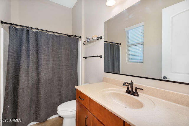 full bath featuring a shower with curtain, toilet, and vanity