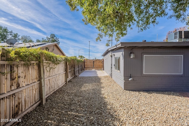 view of yard featuring a patio area