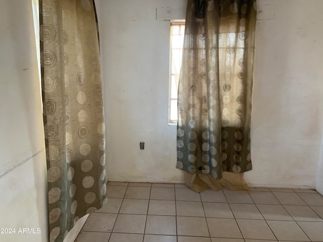 unfurnished room featuring light tile patterned floors