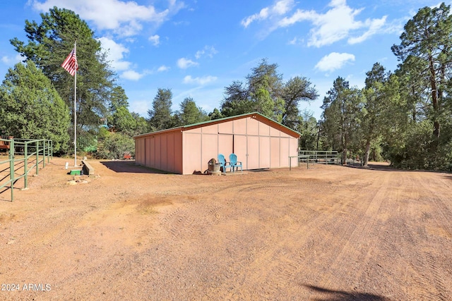 view of yard with an outbuilding