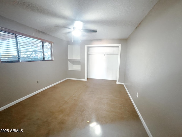 unfurnished bedroom with ceiling fan, a textured ceiling, and a closet