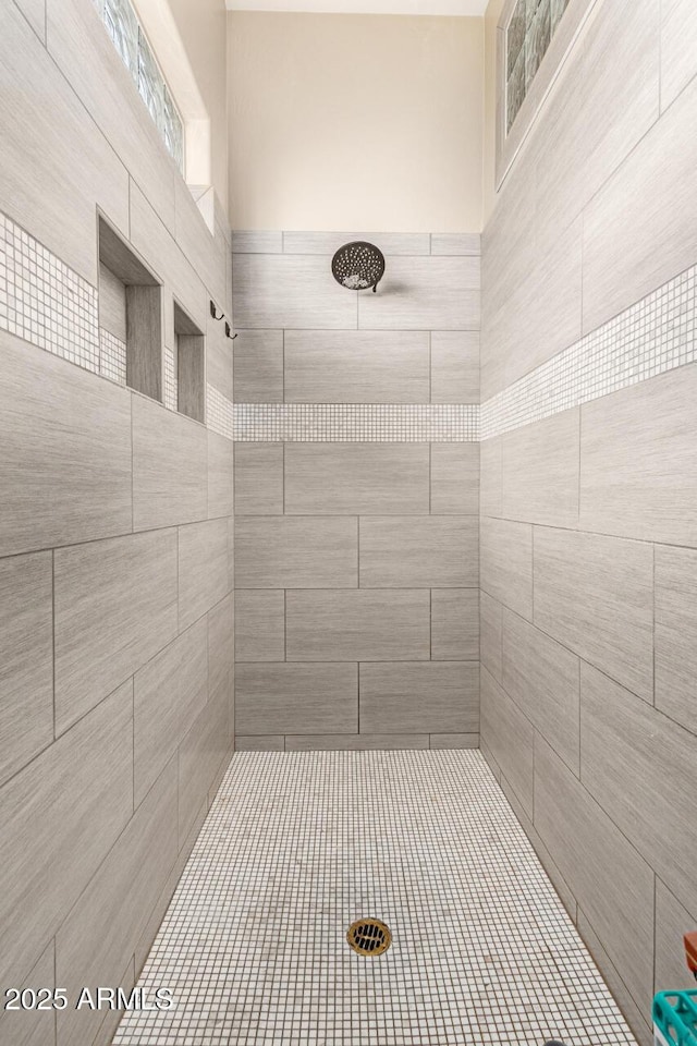 bathroom featuring tiled shower