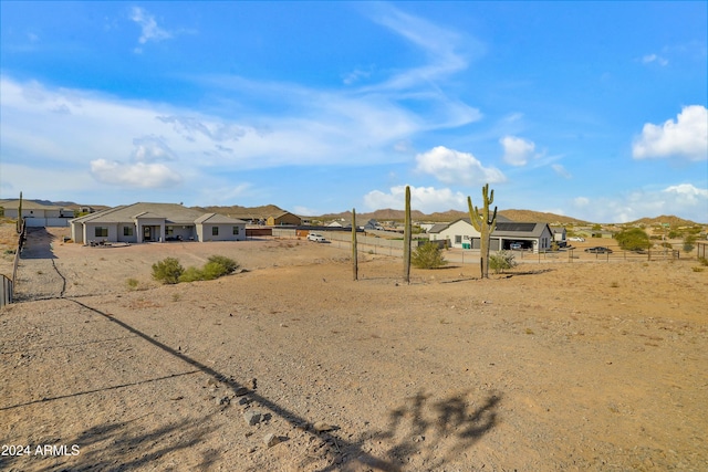 view of yard featuring a mountain view