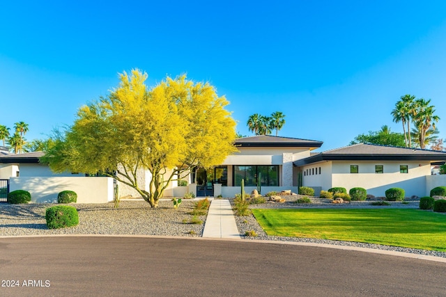 view of front facade featuring a front yard