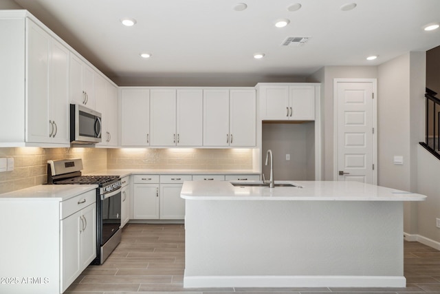 kitchen featuring a sink, visible vents, tasteful backsplash, and appliances with stainless steel finishes