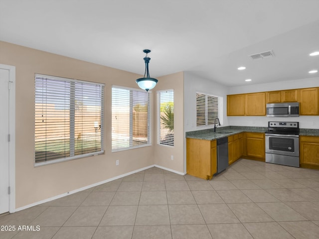 13620 N 82nd Ln, Peoria, AZ 85381 - kitchen featuring stainless steel appliances, dark countertops, recessed lighting, decorative light fixtures, and a sink