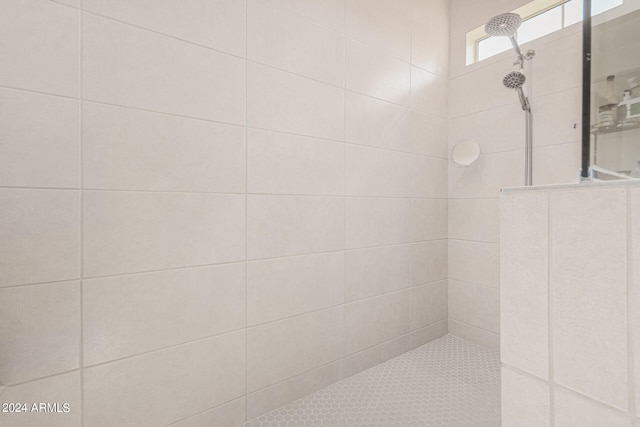 bathroom featuring a tile shower