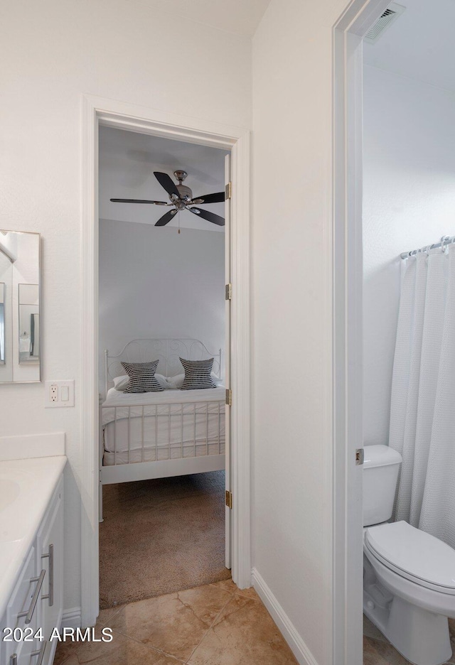full bathroom with vanity, a ceiling fan, visible vents, ensuite bath, and toilet
