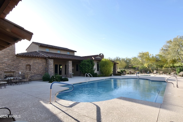 view of swimming pool featuring a patio