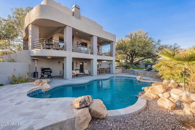 view of swimming pool featuring a patio