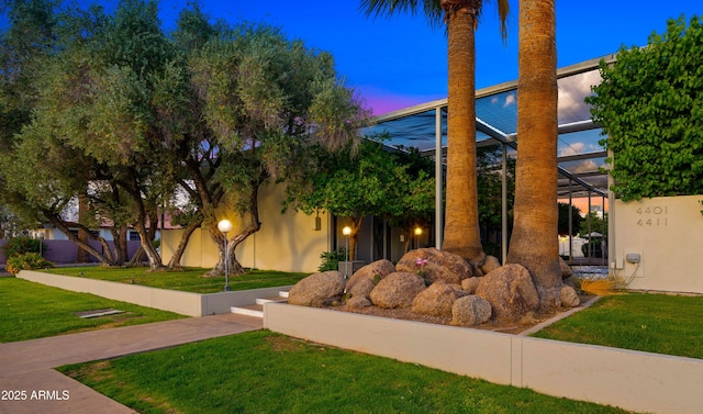 view of property's community featuring a yard