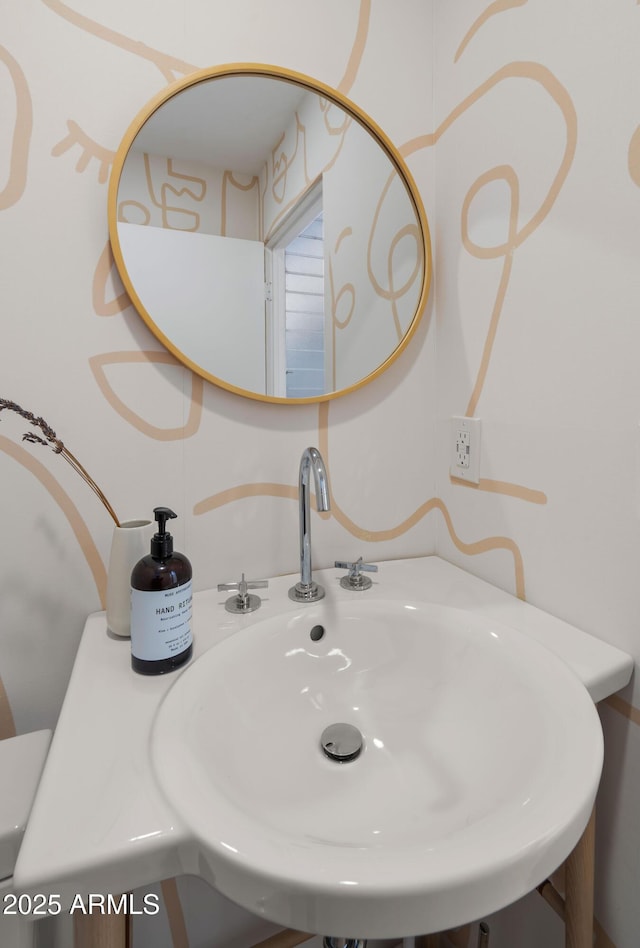 bathroom featuring a sink