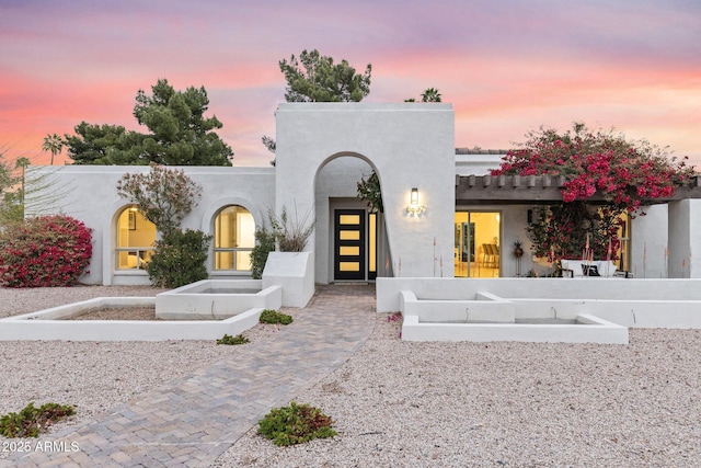 view of front facade featuring stucco siding