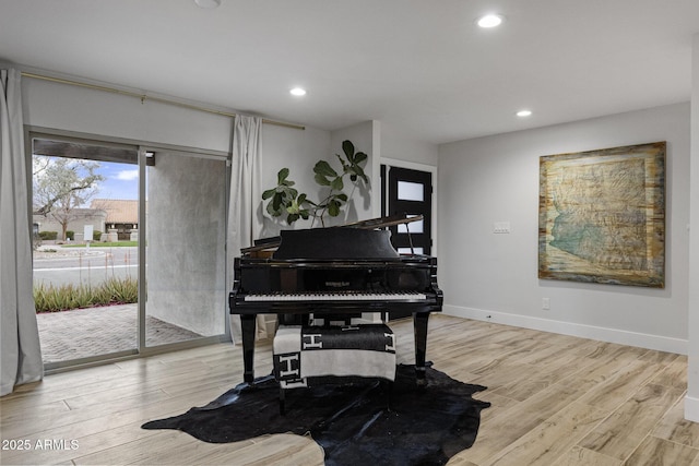 living area featuring recessed lighting, baseboards, and light wood-style flooring