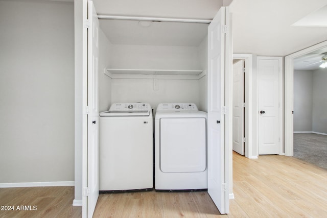 washroom featuring washing machine and dryer, ceiling fan, and light hardwood / wood-style floors