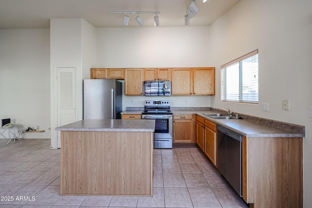 kitchen featuring appliances with stainless steel finishes, a center island, a high ceiling, a sink, and light tile patterned flooring