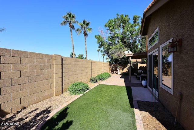 view of yard featuring a patio area