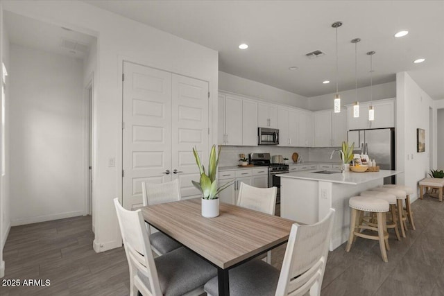 dining area featuring visible vents, recessed lighting, and baseboards