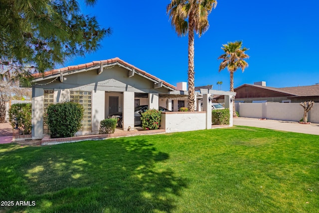 view of front of home featuring a front yard and fence