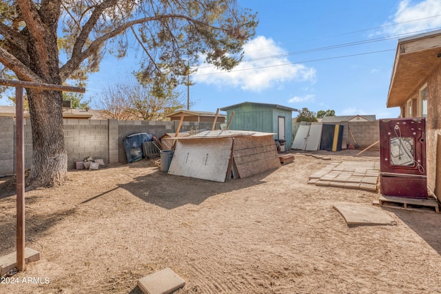 view of yard featuring a shed