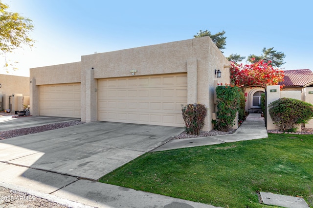 view of front facade featuring a garage and a front yard