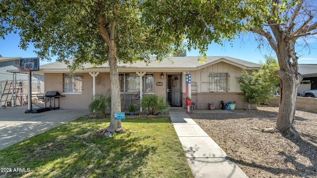 ranch-style house with a front yard