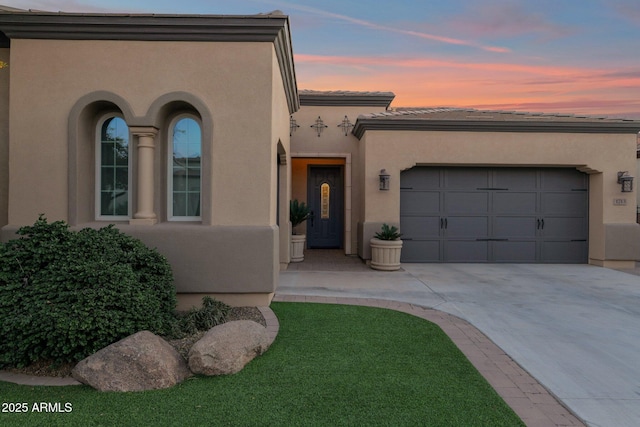 view of front of property featuring a yard and a garage