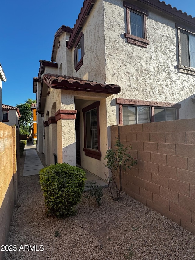 876 S Colonial Dr, Gilbert, AZ 85296 - view of side of home with stucco siding and a tile roof