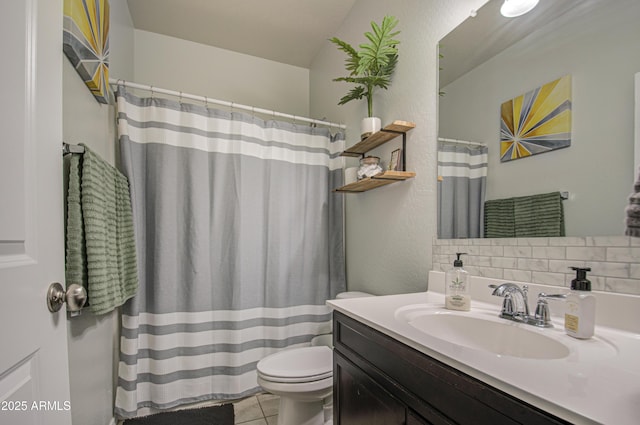 full bath featuring tile patterned flooring, tasteful backsplash, toilet, a shower with curtain, and vanity