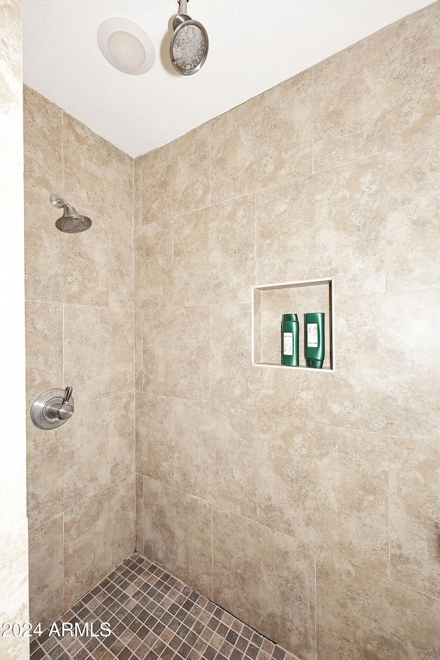 bathroom featuring a tile shower