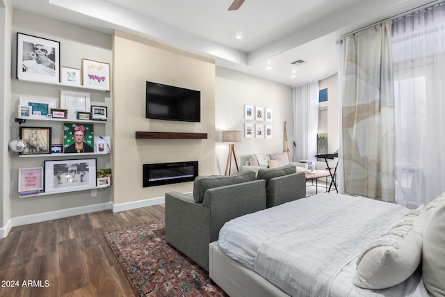 living room with dark wood-type flooring and ceiling fan