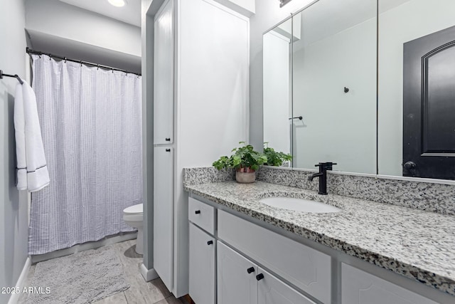 full bathroom featuring a shower with shower curtain, toilet, and vanity