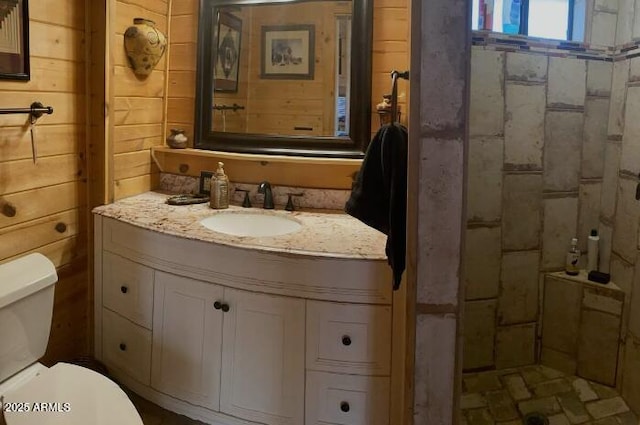 403 W Sherwood Dr, Payson, AZ 85541 - full bath featuring wooden walls, toilet, tiled shower, and vanity