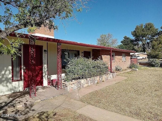 ranch-style home with a porch