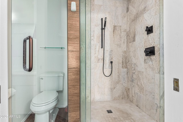 bathroom featuring tiled shower and toilet