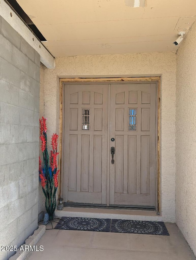 property entrance featuring stucco siding