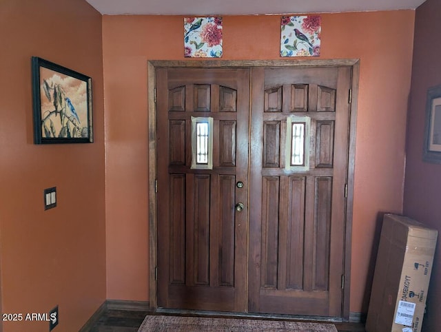 foyer entrance featuring baseboards