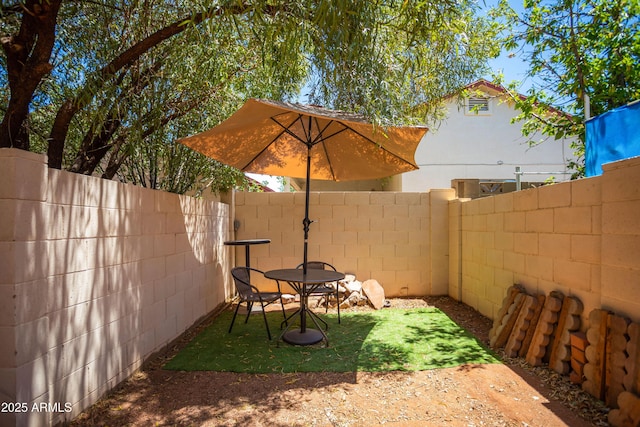 view of yard featuring a fenced backyard