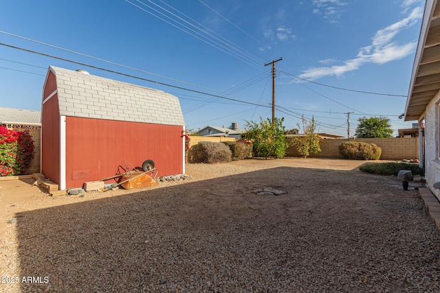 view of yard featuring a shed