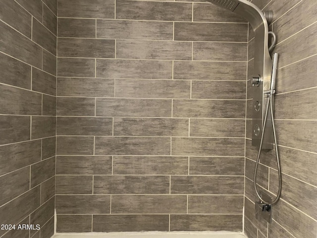 bathroom featuring a tile shower