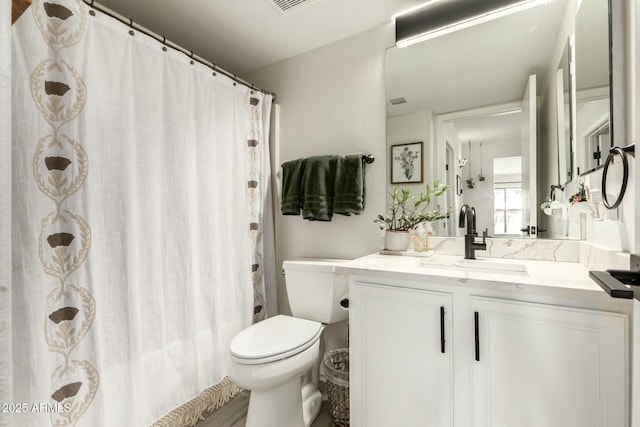 full bath featuring a shower with shower curtain, visible vents, vanity, and toilet