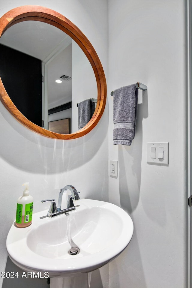 bathroom featuring sink