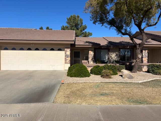 view of front facade featuring a garage and a front yard