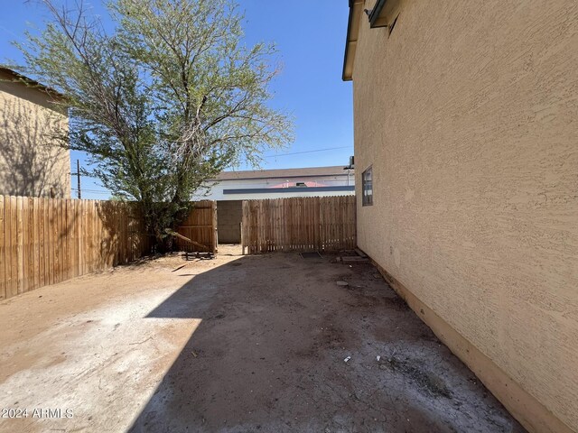 view of yard featuring a patio area