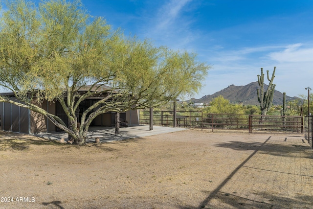 view of yard featuring a mountain view